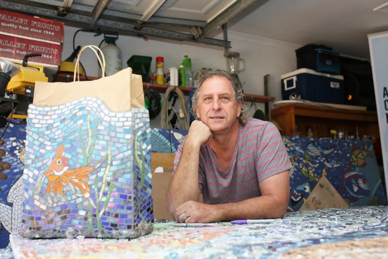 Paul Perry Hooks Gold With Arts Award Bundaberg Now   Paul Perry 768x512 